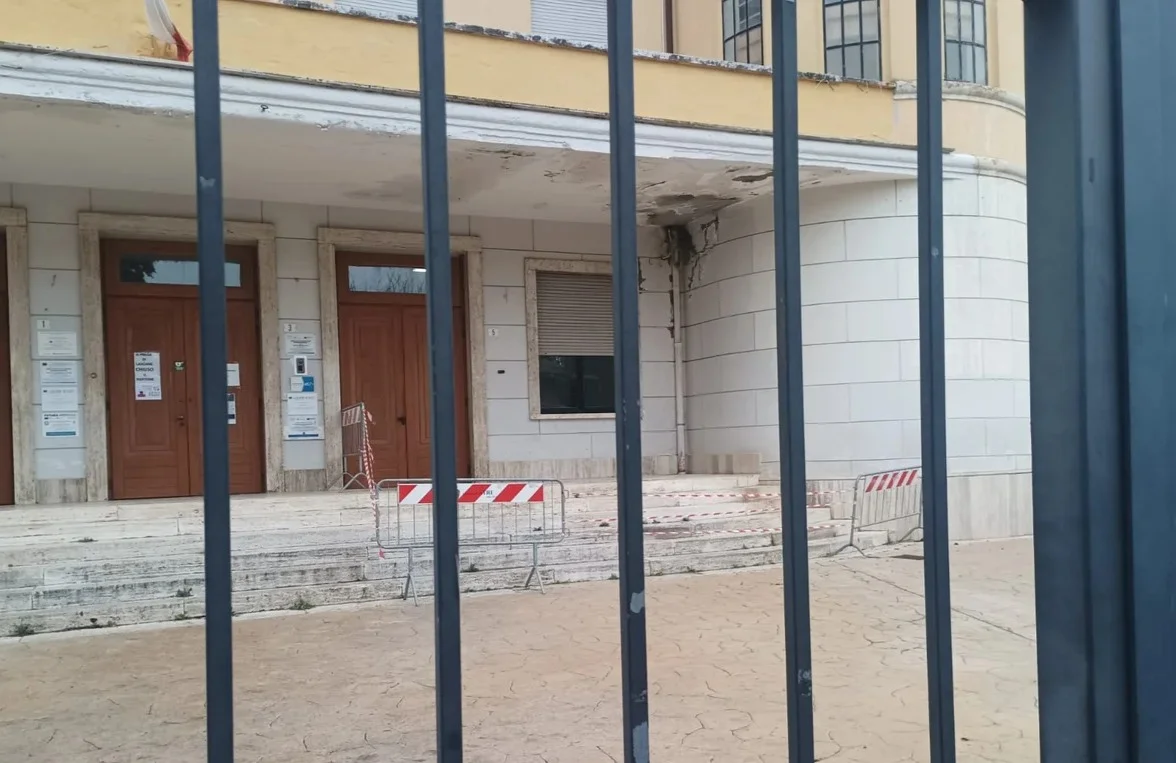 Degrado nella scuola elementare di Atri, chiuso l'ingresso principale