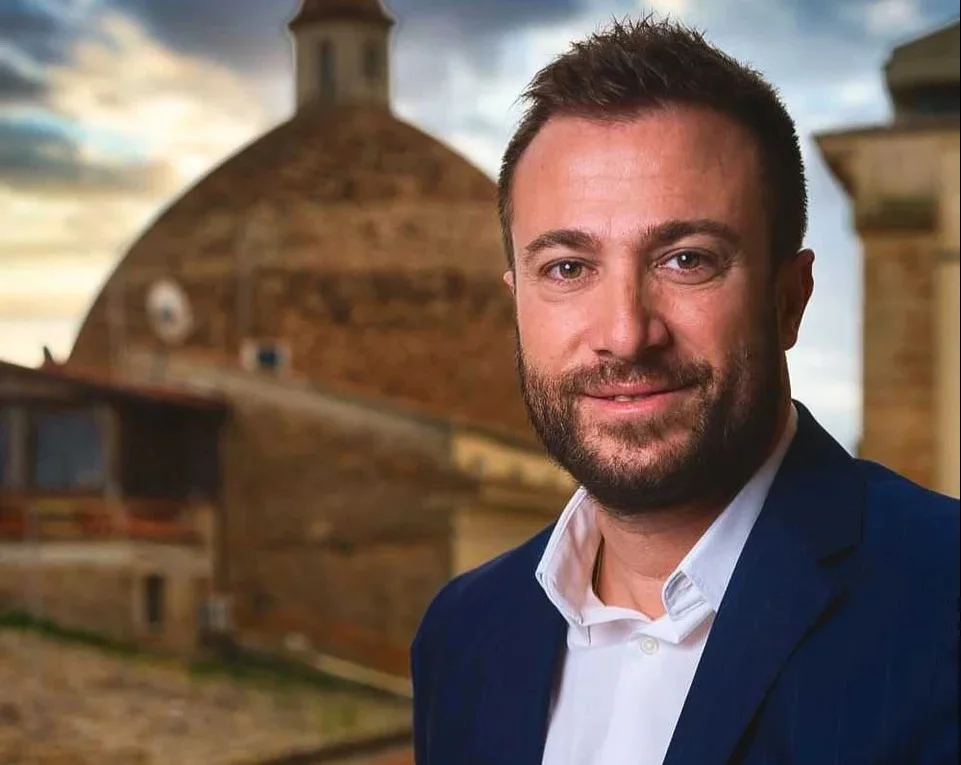 Un accesso chiuso da un lucchetto alla "Don Milani" di Giulianova