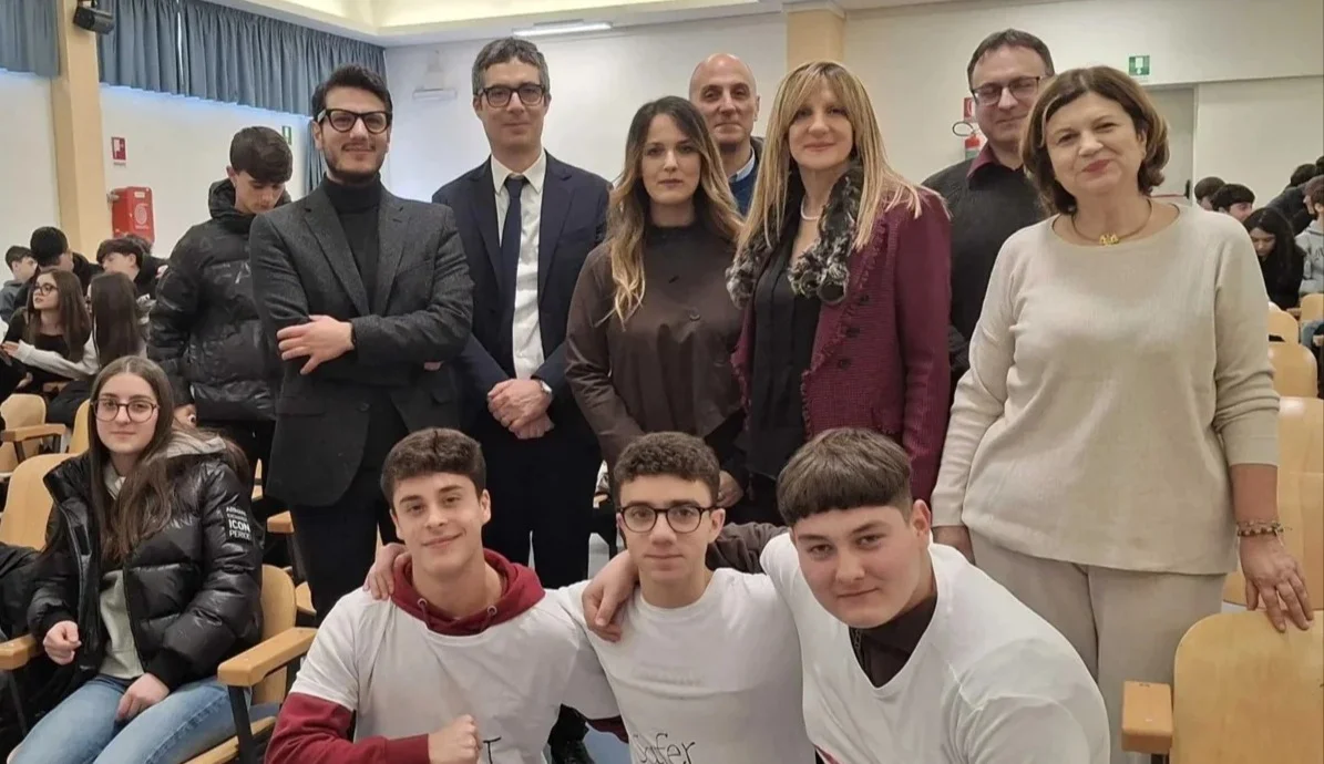 FOTO e VIDEO | Safer Internet Day, a Teramo il confronto tra studenti ed esperti sui rischi della rete e sull'IA