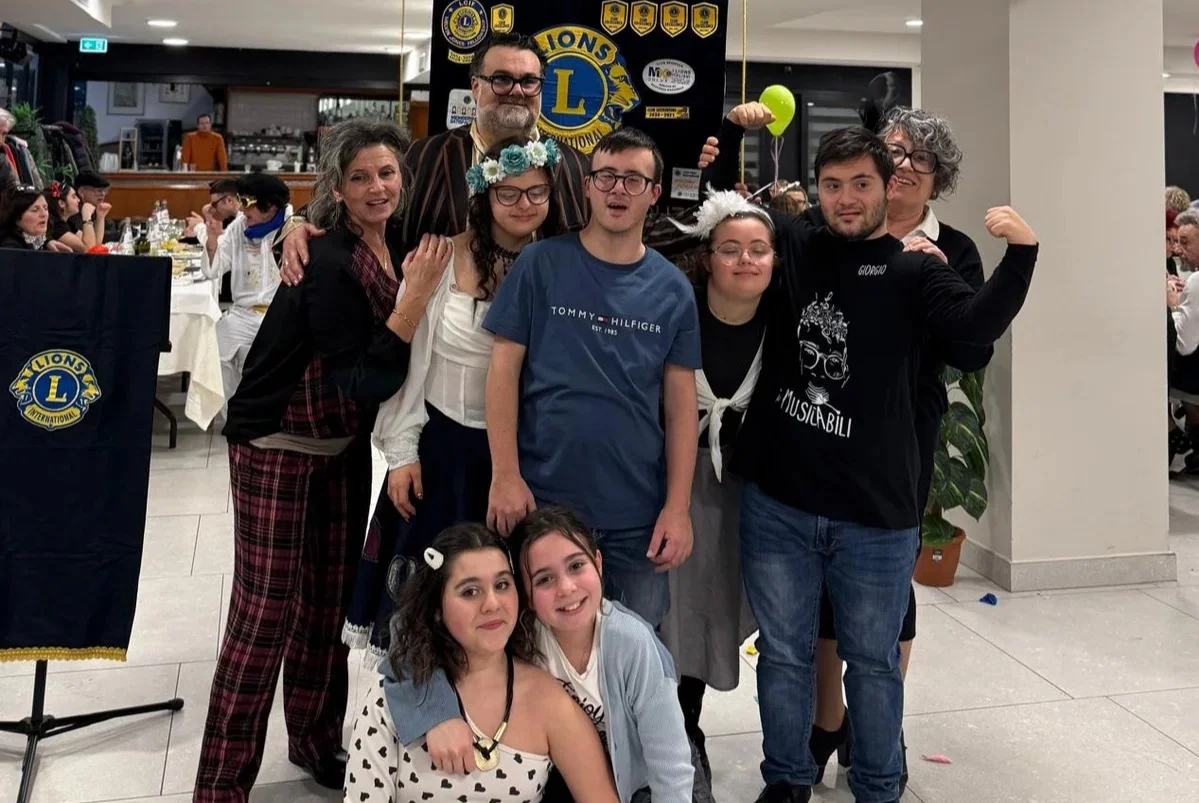 Carneval Party 50/60: il Lions Club Valle del Vomano celebra la solidarietà con 200 presenze
