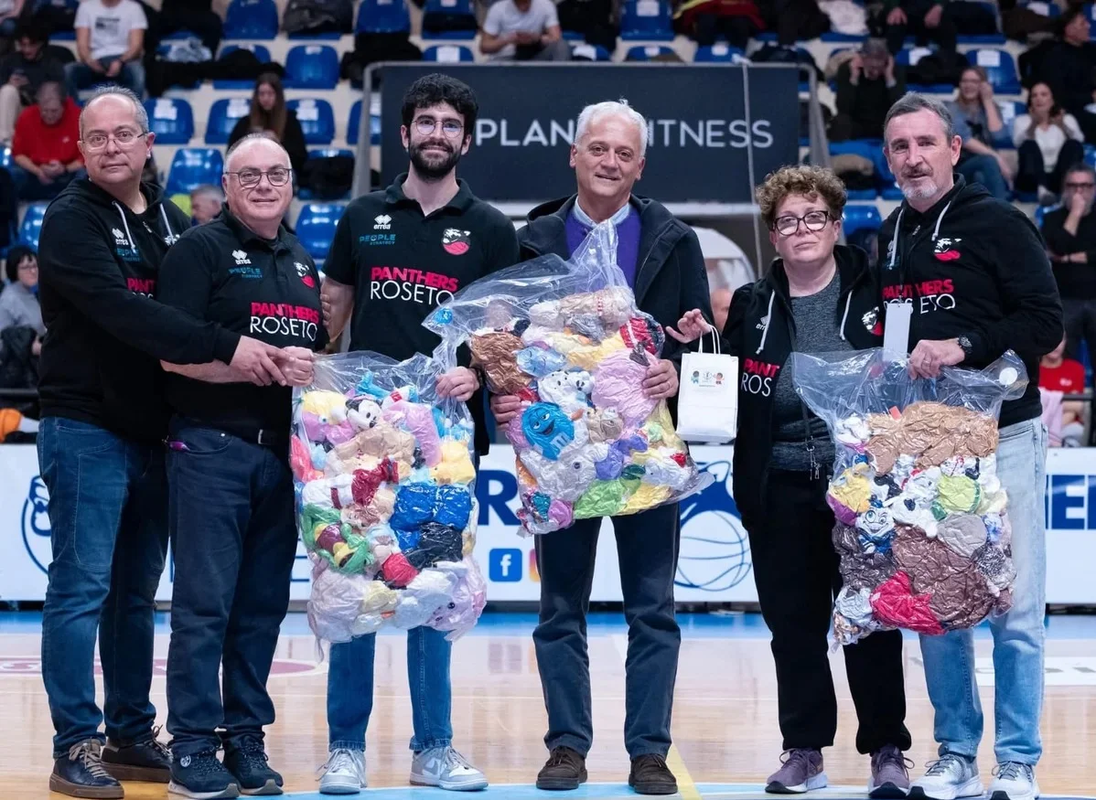 Il cuore di Roseto in Burundi: le  Panthers donano peluche ai bimbi disabili