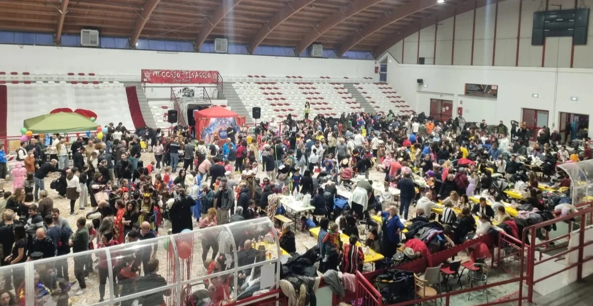 FOTO | Carnevale Farnese, PalaBorgognoni in festa con la Nova Campli Basket