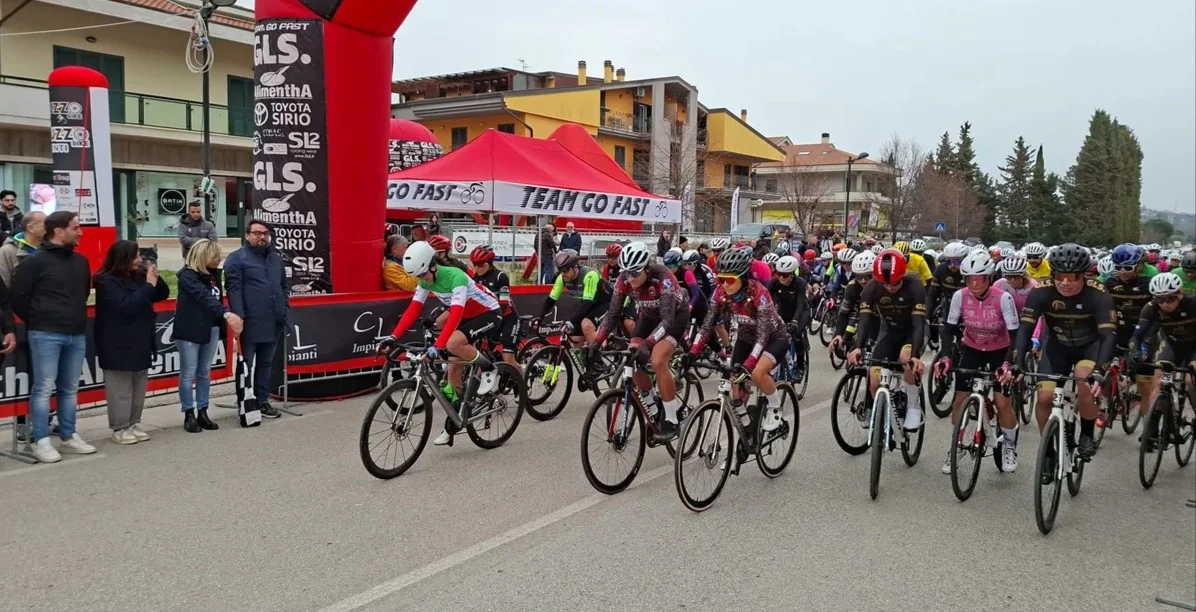 FOTO | Ciclismo, gran debutto della Fondo Colli Teramani: oltre 400 gli iscritti
