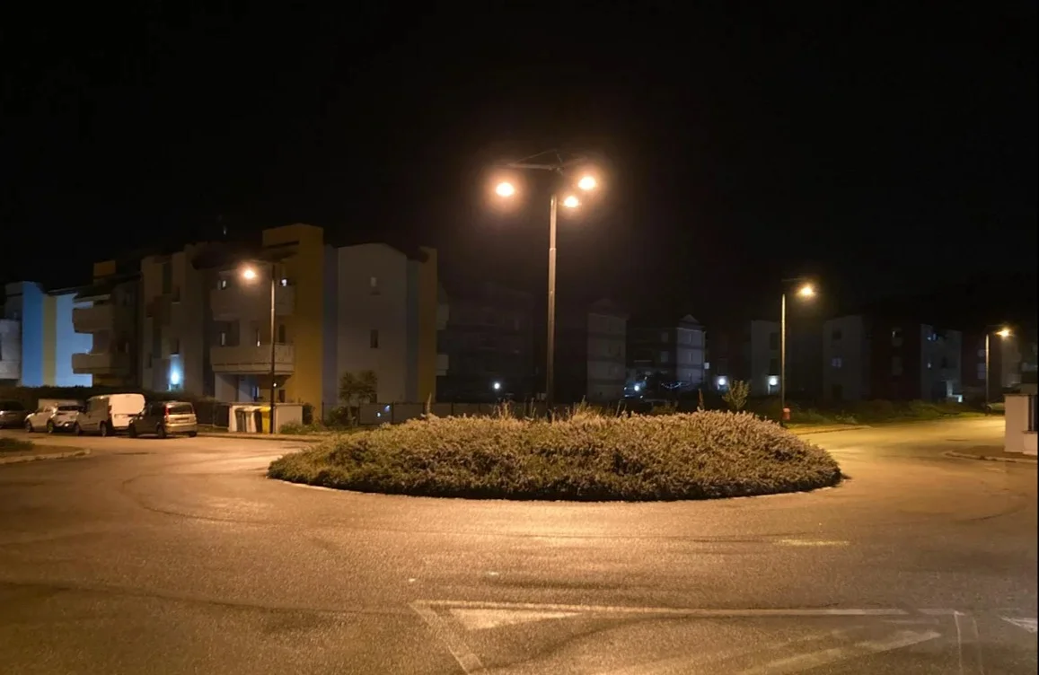 Ripristinata l’illuminazione pubblica del quartiere “Case Colorate” a Cologna Spiaggia