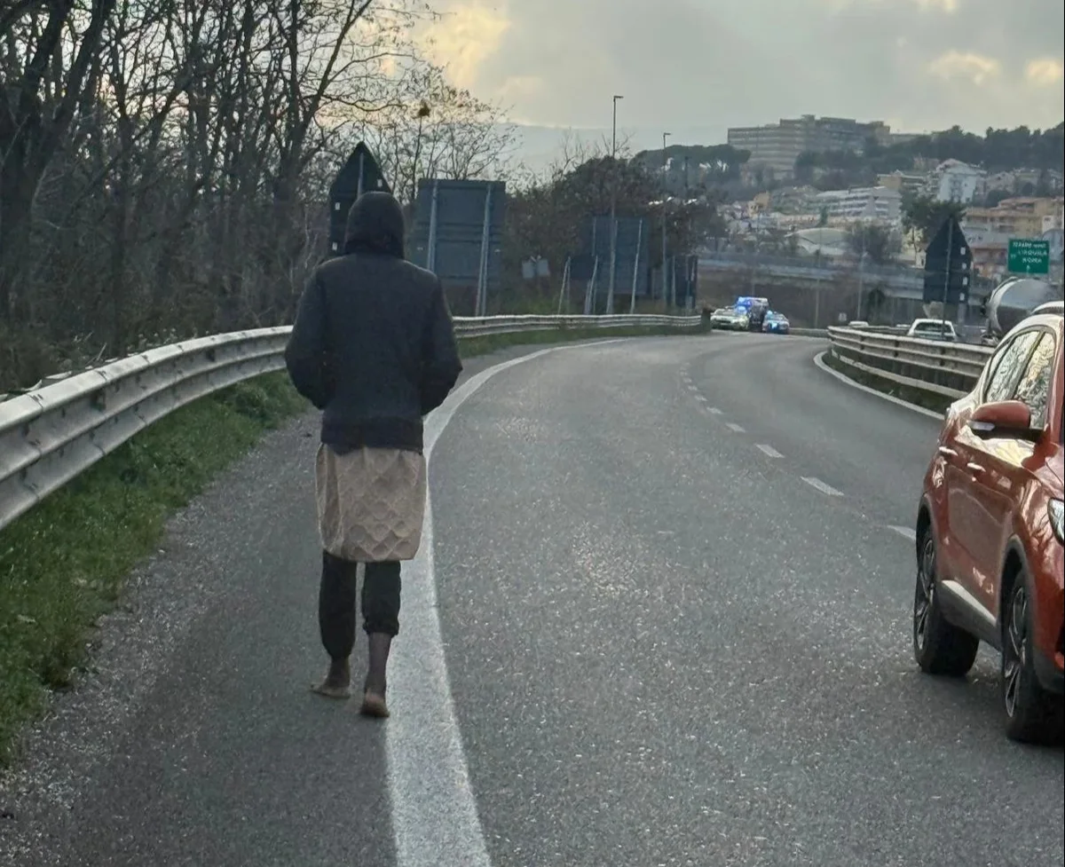 Camminava a piedi lungo la Teramo-mare in stato confusionale: salvato