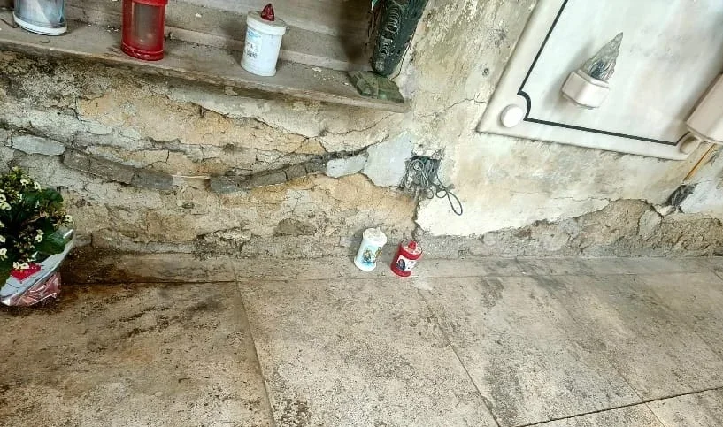 FOTO | Il cimitero di Teramo tra sporcizia e degrado