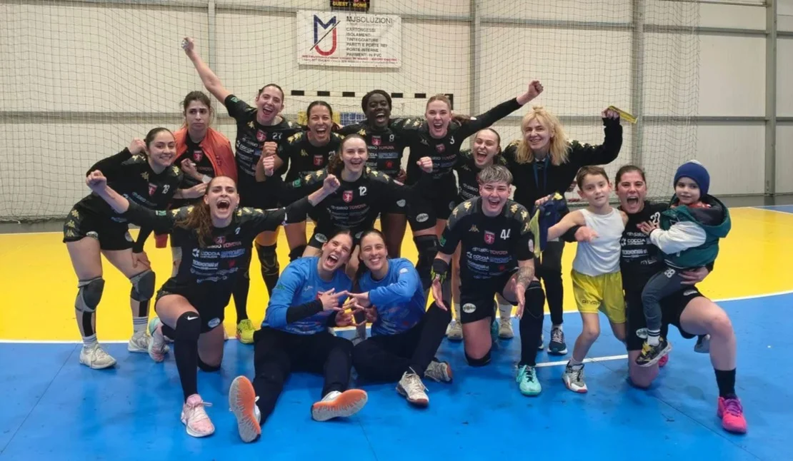 Handball, teramane in festa: playoff per la femminile e salvezza per i Lions