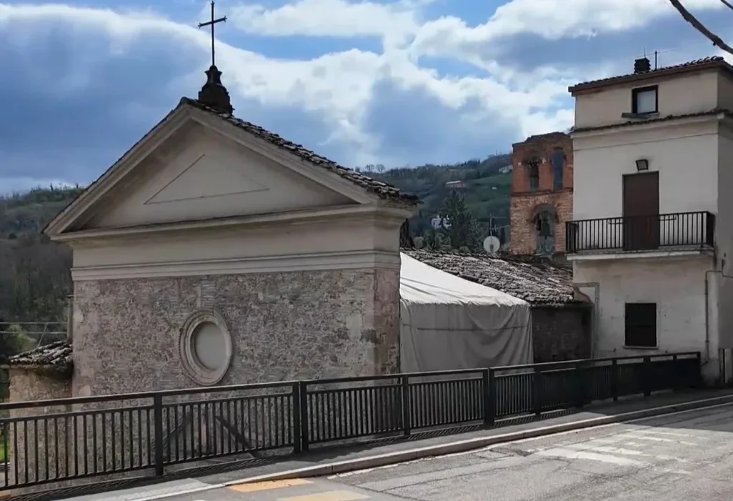 Crolla il tetto della cappella laterale della chiesa di San Giuseppe