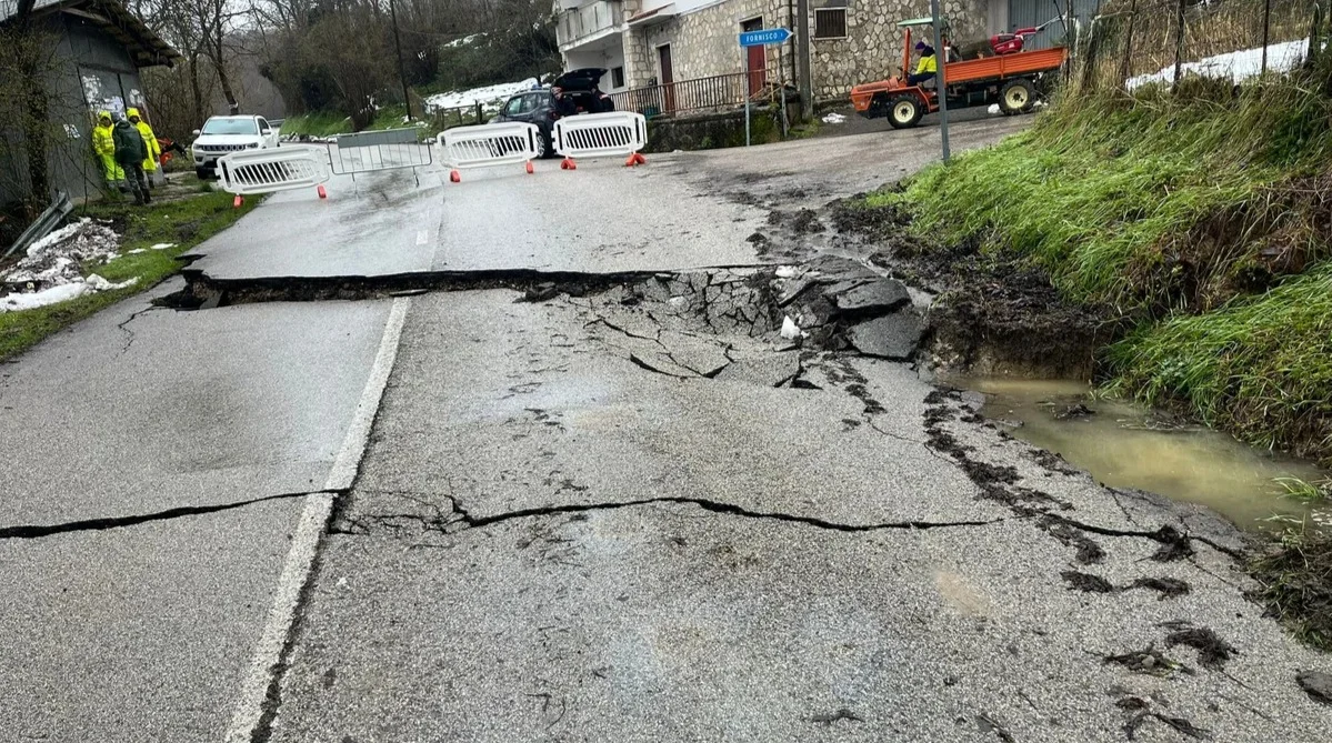 FOTO | Maltempo, evacuata una frazione a Valle Castellana e valanga ai Prati di Tivo