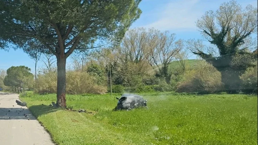 Fuori strada con l'auto e contro un albero: in due al Mazzini in gravi condizioni
