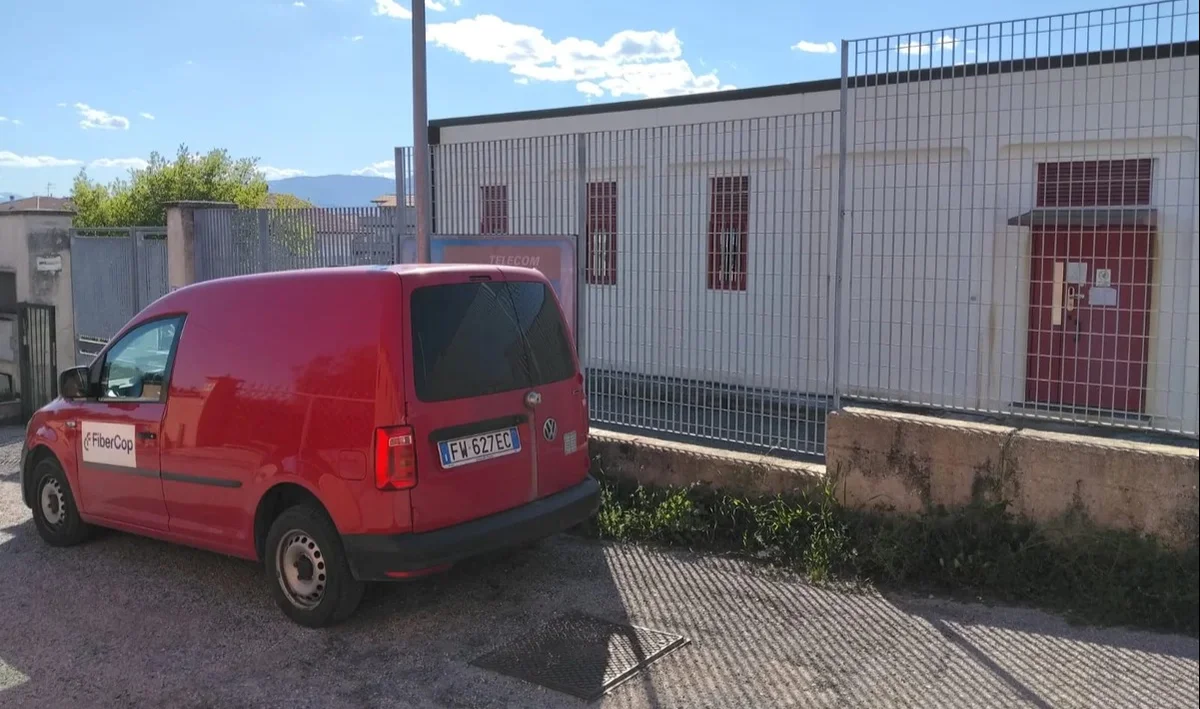 Sversamento di gasolio in strada a Sant'Omero da una cabina Telecom