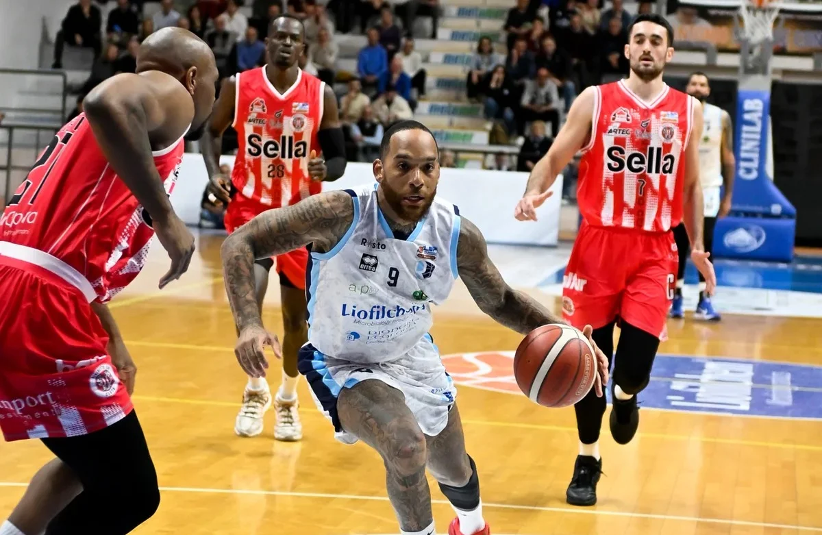 Basket A2, la Liofilchem Roseto ritrova il sorriso: battuta Cento (89-71)