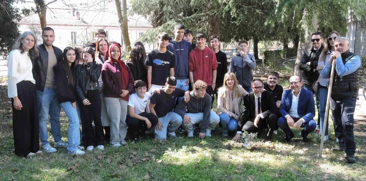 FOTO | “Adotta un ulivo in classe”, l’Alessandrini di Teramo aderisce all’iniziativa UNICEF