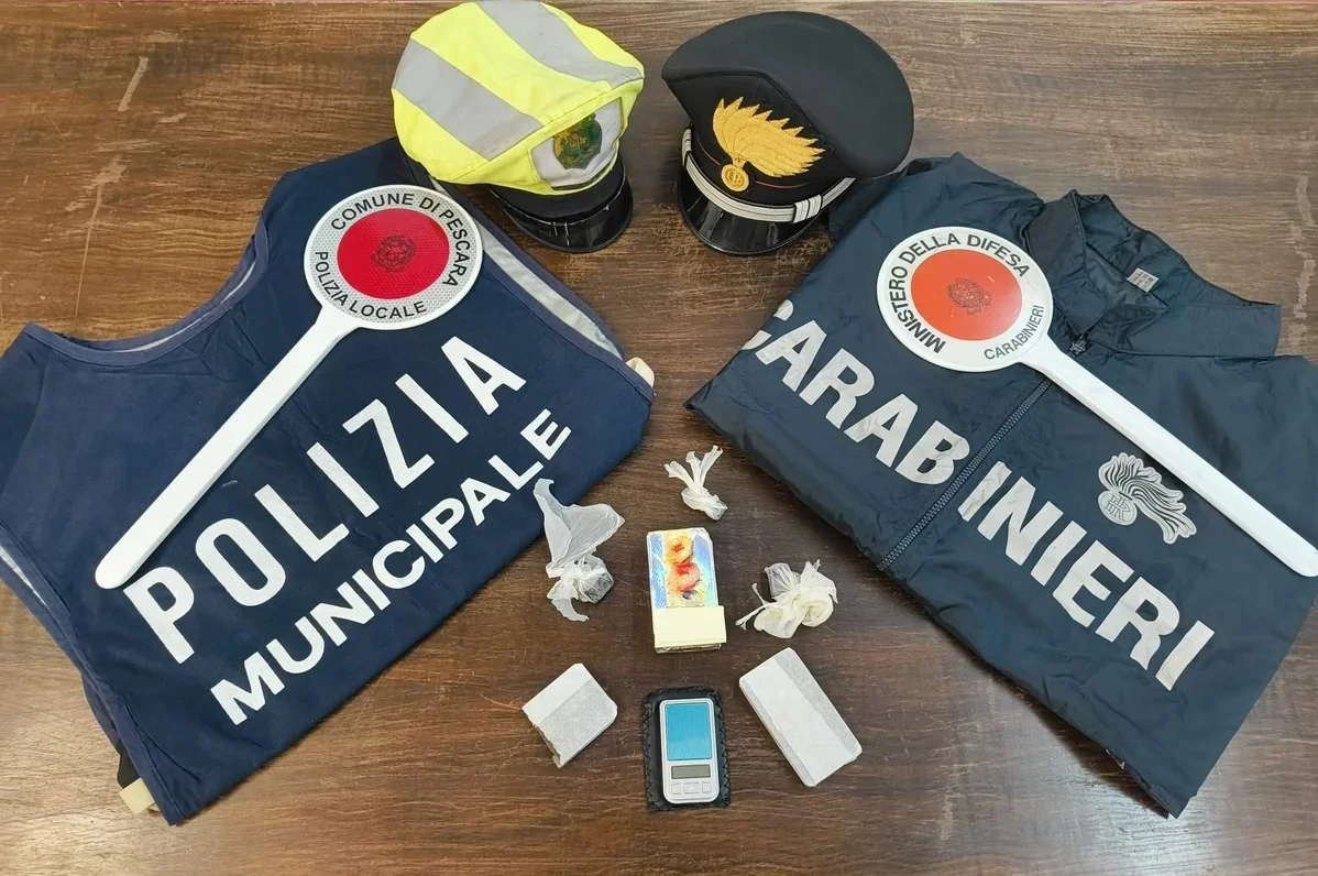 Con 2 etti di hashish addosso reagisce al controllo: arrestato pusher 24enne