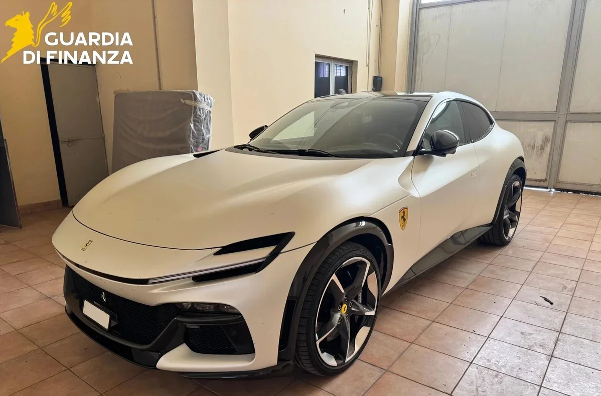 FOTO | Frode fiscale nel settore energetico: sequestrati auto e orologi di lusso