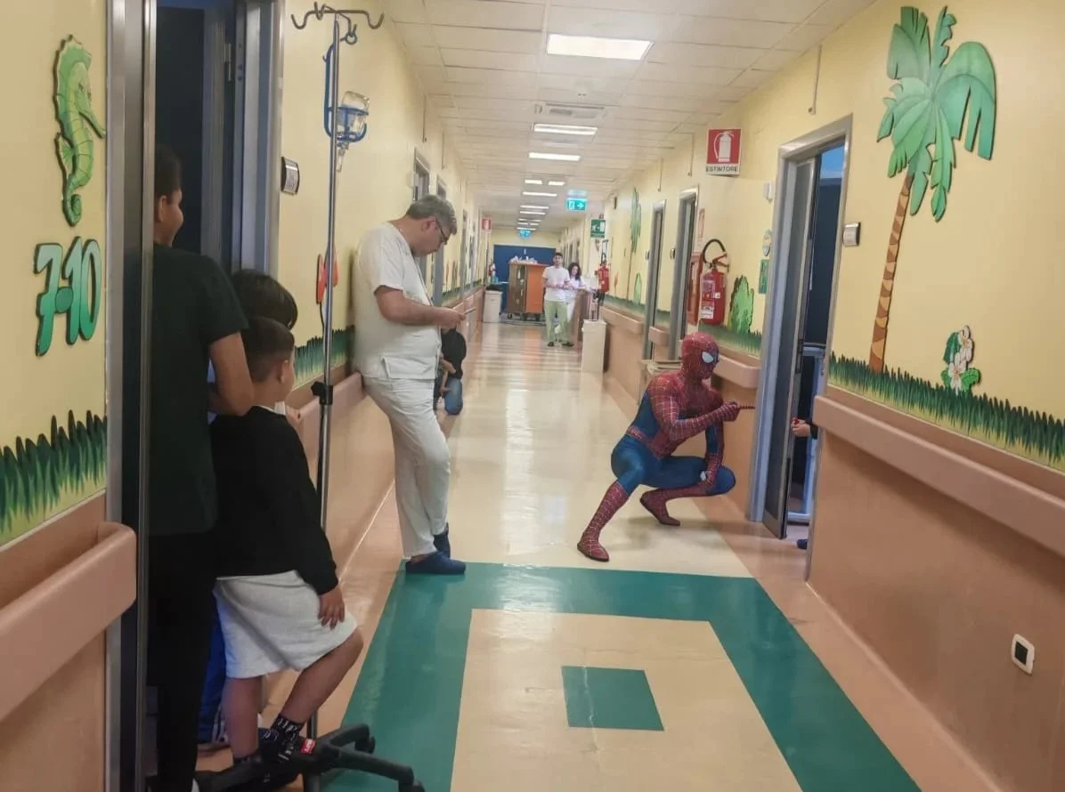 FOTO | La visita di Spider-Man ai piccoli di Pediatria del "Mazzini"