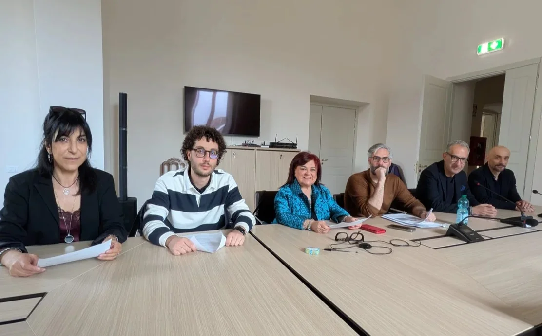 Assunzioni e riorganizzazione amministrativa a L'Aquila: gestione confusa e contraddittoria