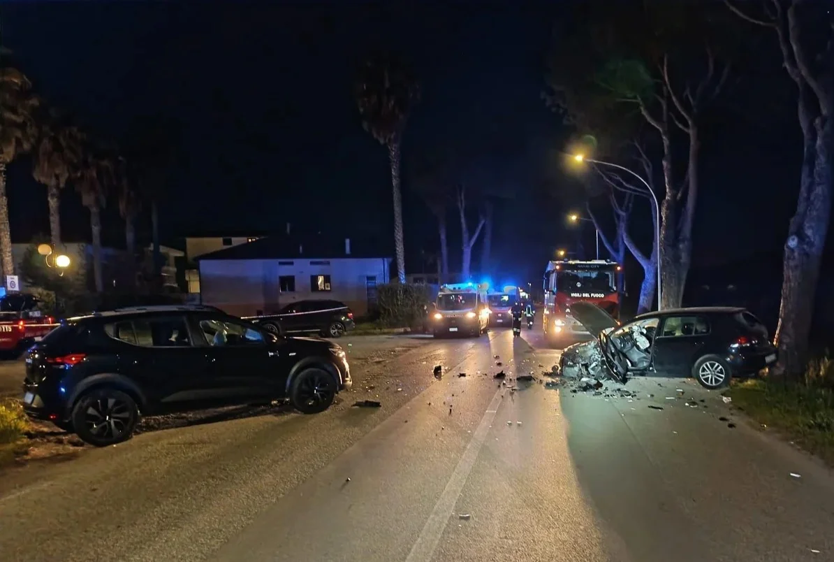 Incidente tra due auto a Villa Rosa di Martinsicuro, feriti i conducenti