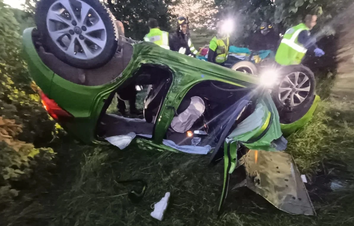 Auto esce di strada, abbatte due alberi e si ribalta. Feriti 4 giovani