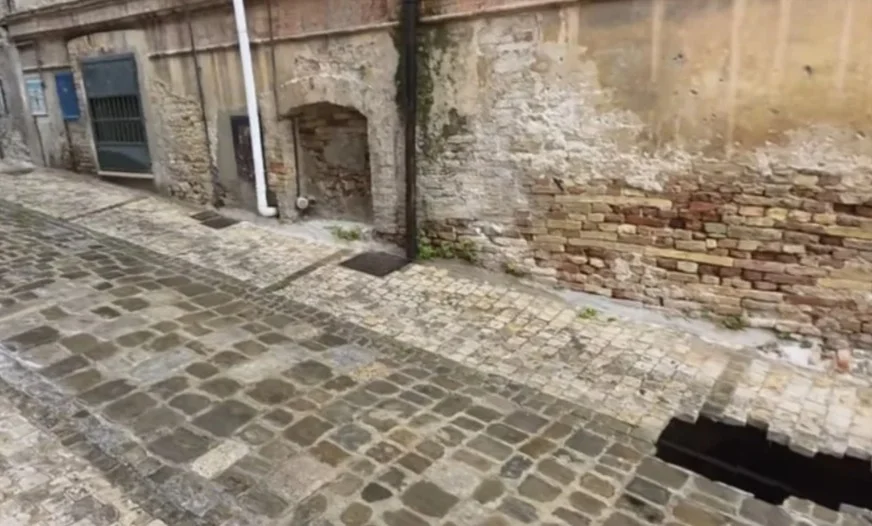 Voragine in centro storico a Giulianova, punto nevralgico di una rete di cunicoli