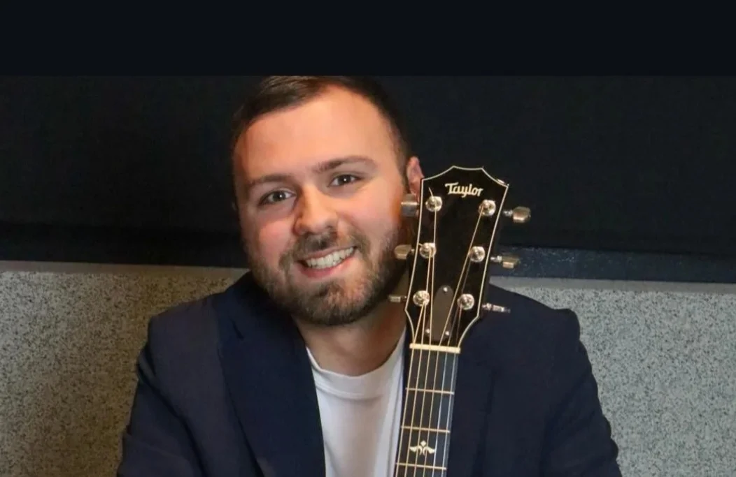 “Ed è bellissimo”, esce il primo singolo del cantautore teramano Dela