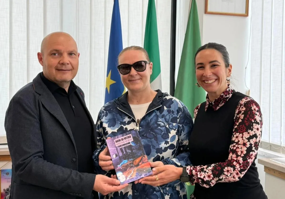 La scrittrice Pompetti dona a Pineto il libro presentato al Premio Strega
