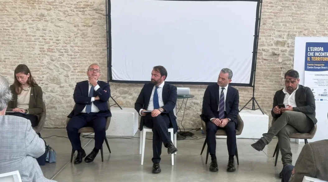 FOTO e VIDEO | Europe Direct Abruzzo, l'Europa incontra i territori
