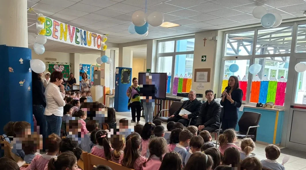 FOTO | Il Vescovo Leuzzi in visita ai plessi scolastici di Giulianova
