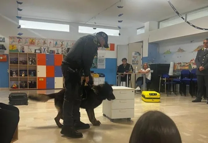 FOTO | A scuola di prevenzione, l'Unità cinofila della GdF alla "Pagliaccetti" di Giulianova