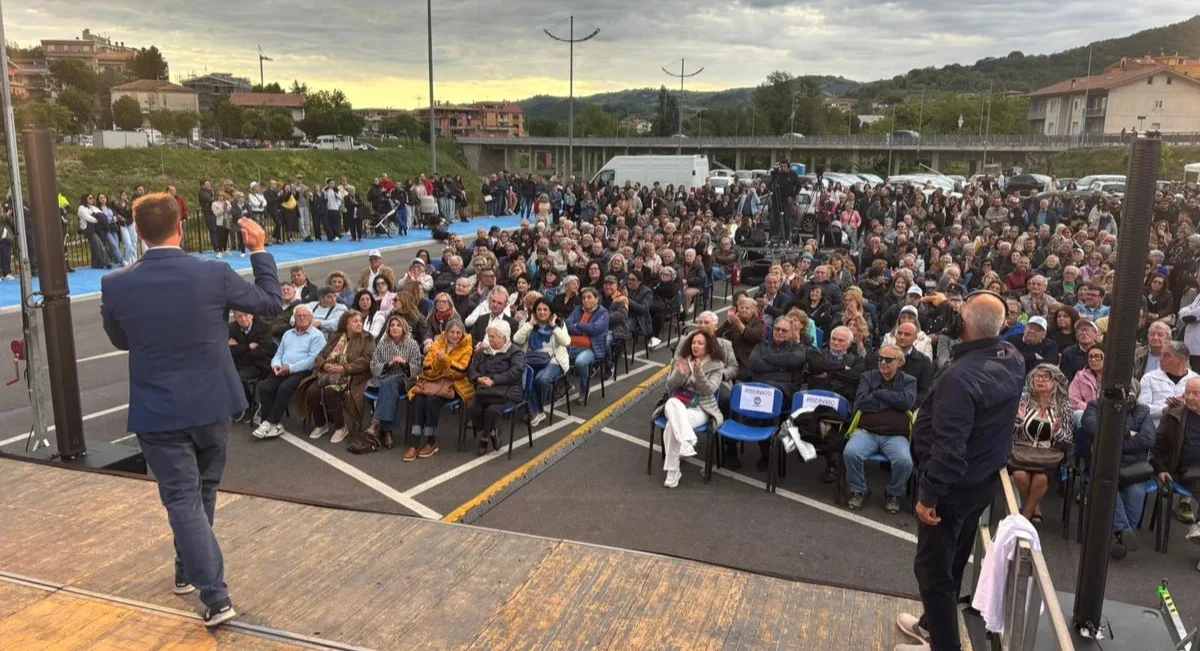 FOTO | Elezioni Montorio, Piazza Diamante gremita per Fabio Altitonante