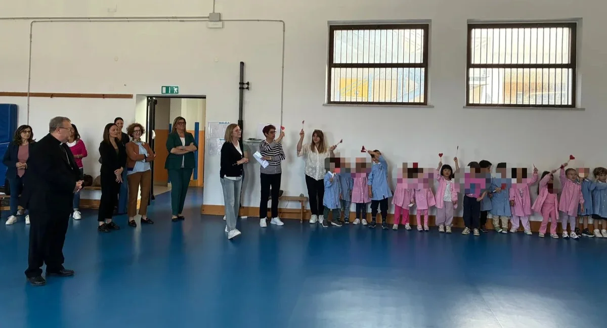 Il Vescovo Leuzzi in visita alla scuola di Colleranesco