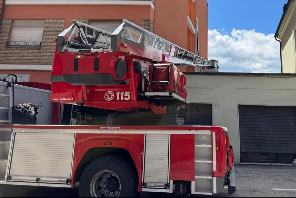 FOTO | Teramo, si stacca il cappotto di un condominio in via Fonte Regina