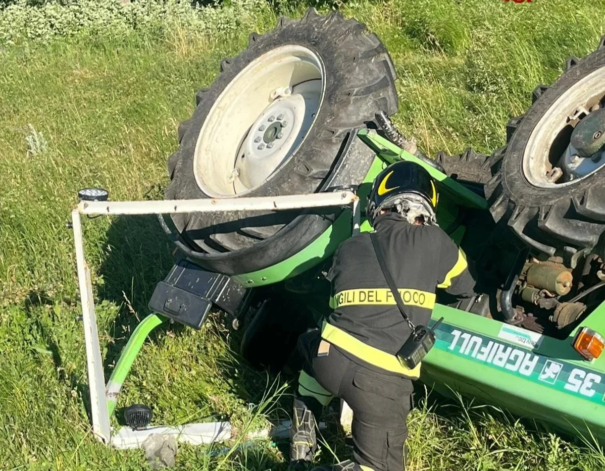 FOTO | Si ribalta col trattore a Valle Castellana, 51enne grave al Mazzini