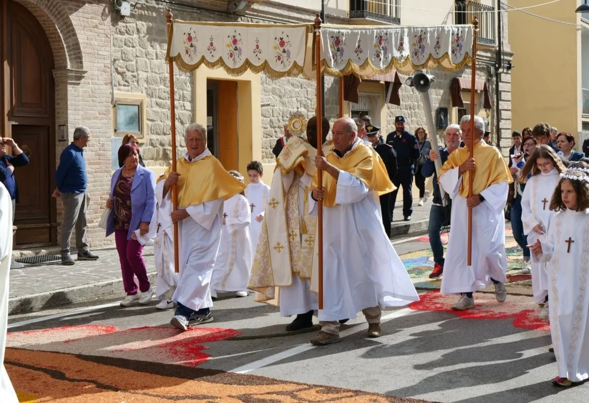 Torricella Sicura, nel weekend torna l'Infiorata Corpus Domini
