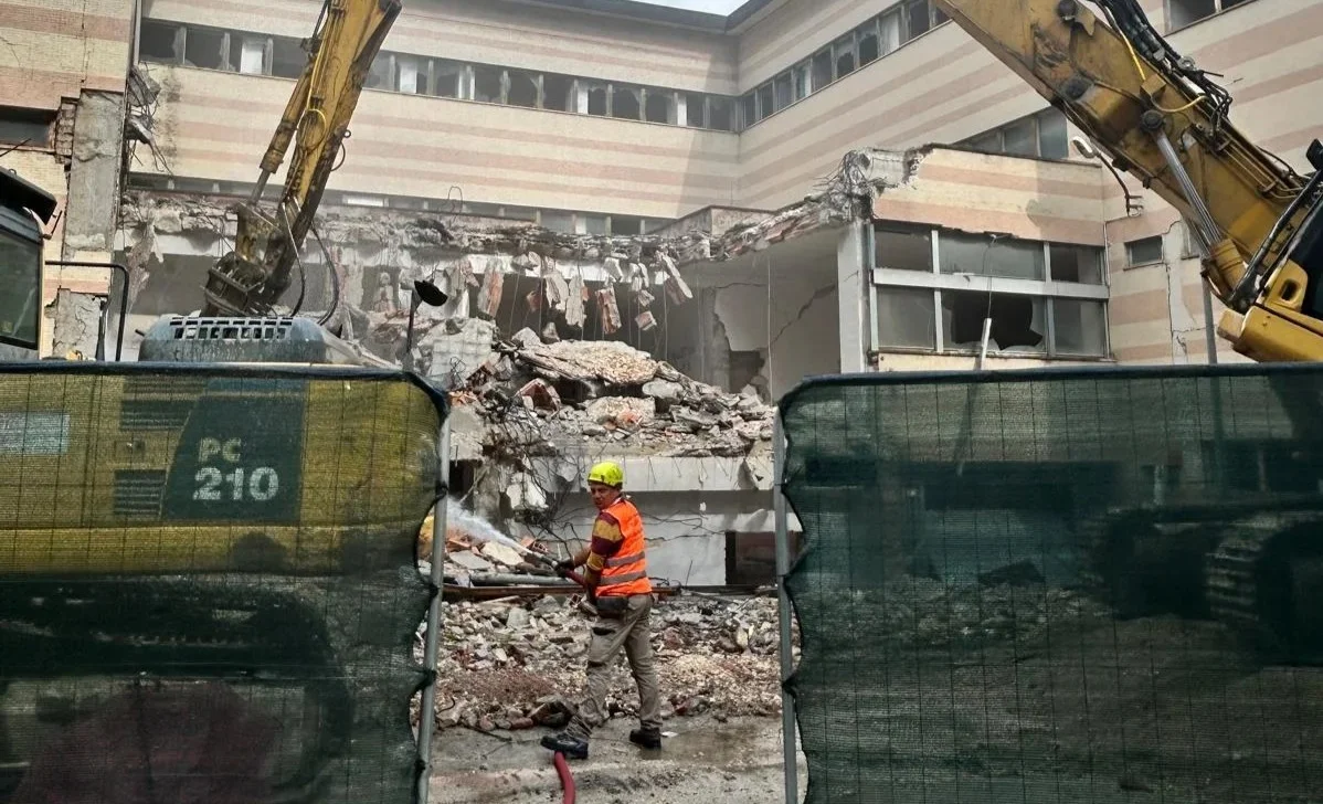 Ex Inam, iniziata la demolizione. Al suo posto 150 posti auto