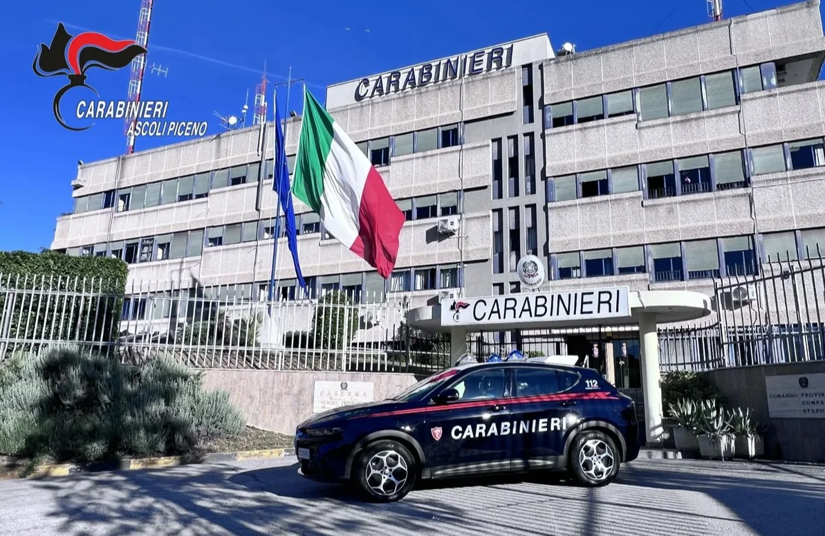Aggredirono tre giovani in casa con coltelli e bastoni: 2 in carcere, 4 ai domiciliari e un ricercato