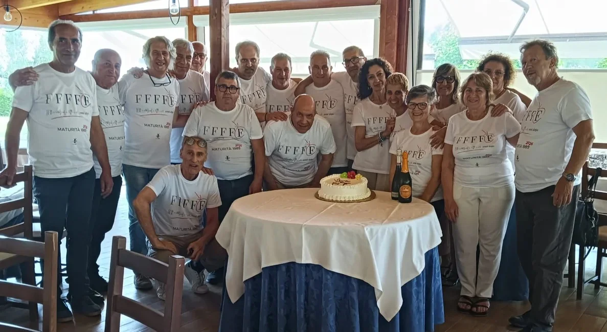 FOTO | La VF del Comi si ritrova a 43 anni dal diploma: emozioni e ricordi senza tempo