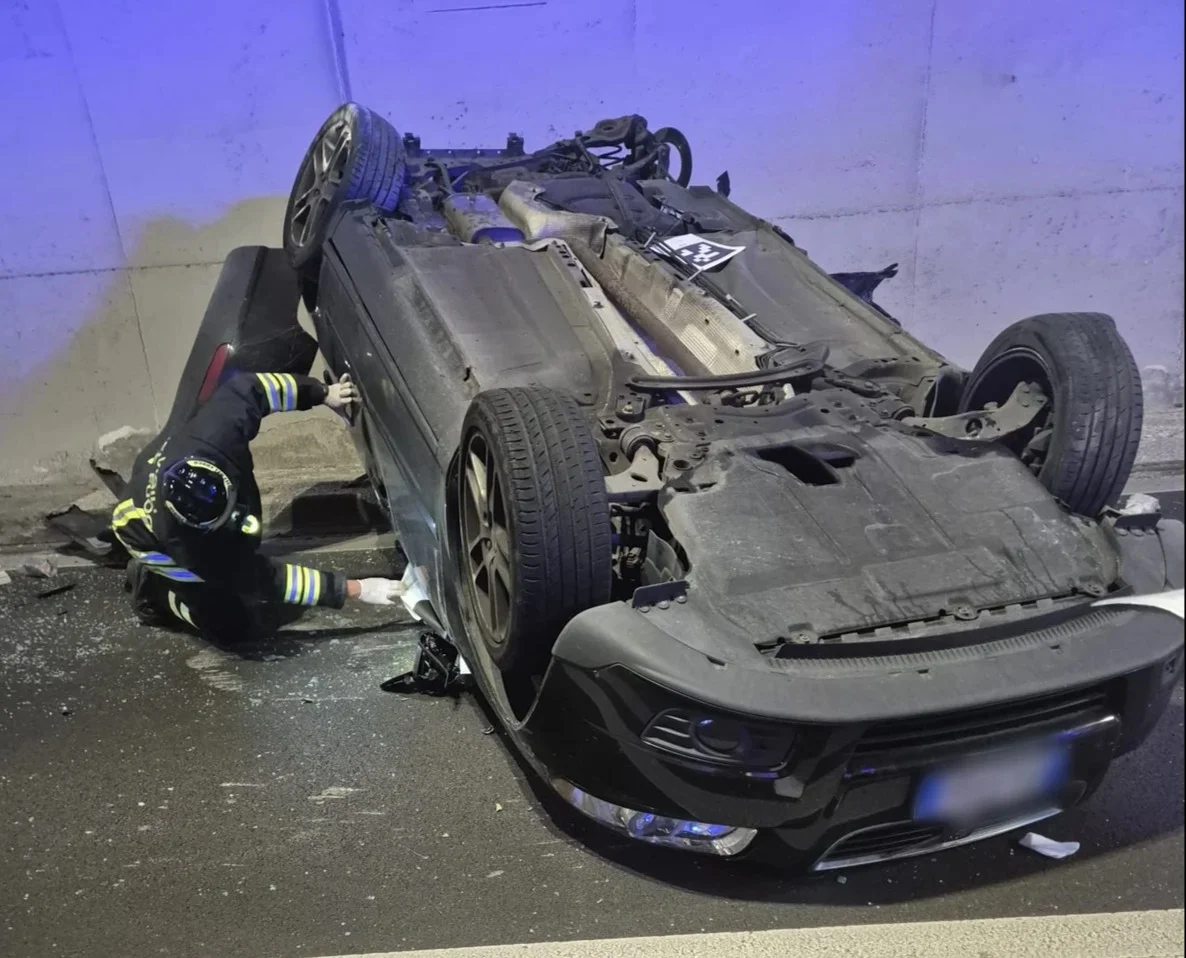 Scontro in galleria a Teramo, auto si ribalta: famiglia in ospedale