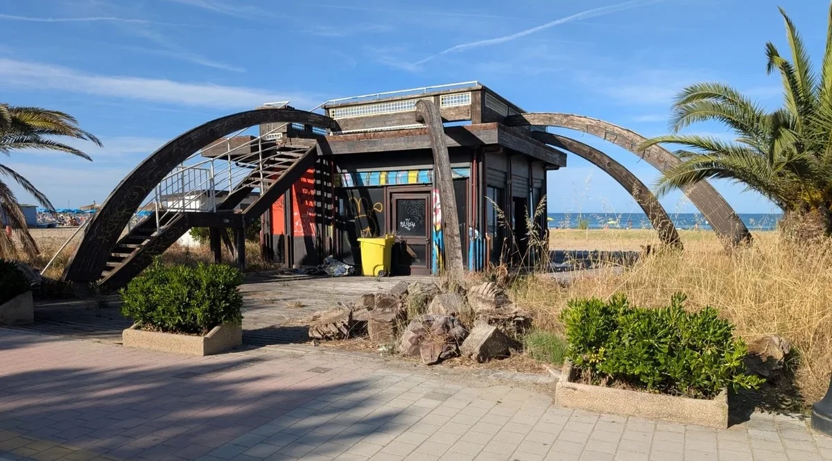 FOTO | Rosso di Sera, il simbolo dell'abbandono sul lungomare di Giulianova