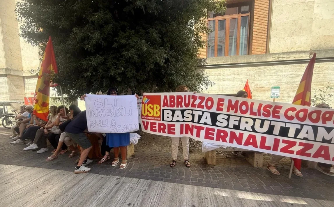 FOTO e VIDEO | Le assistenti educatrici della scuola chiedono il sostegno del Comune
