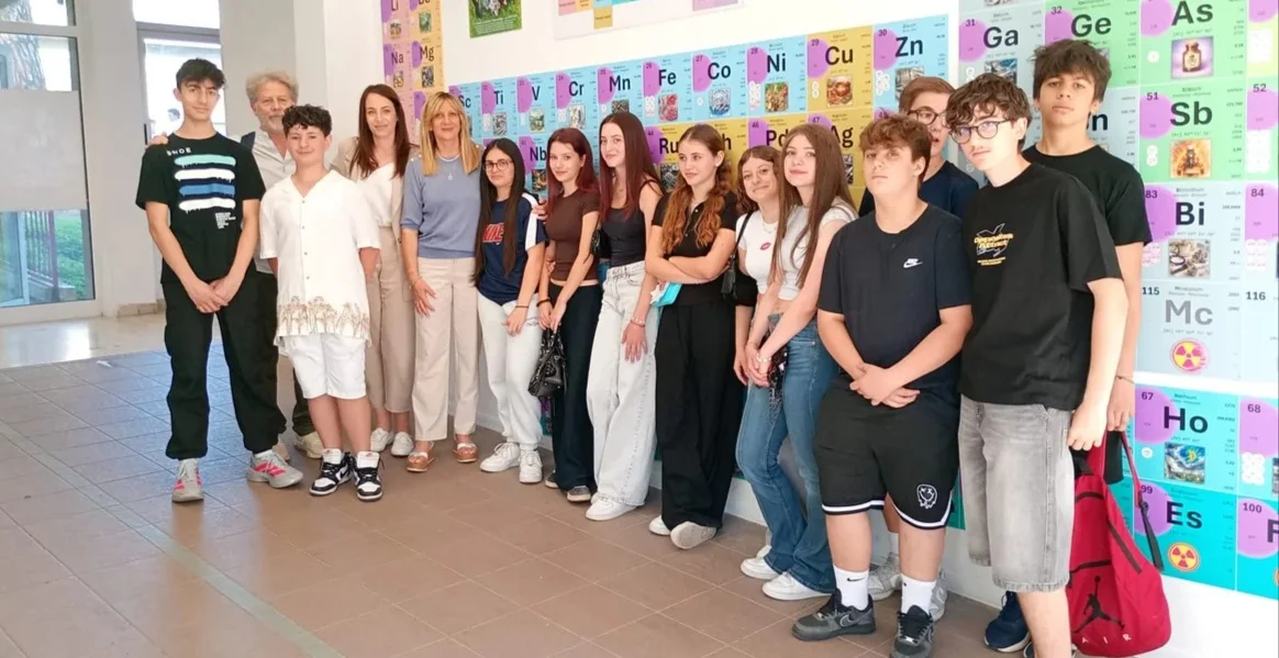 FOTO | Una maxi Tavola Periodica all’Istituto “Alessandrini” di Teramo