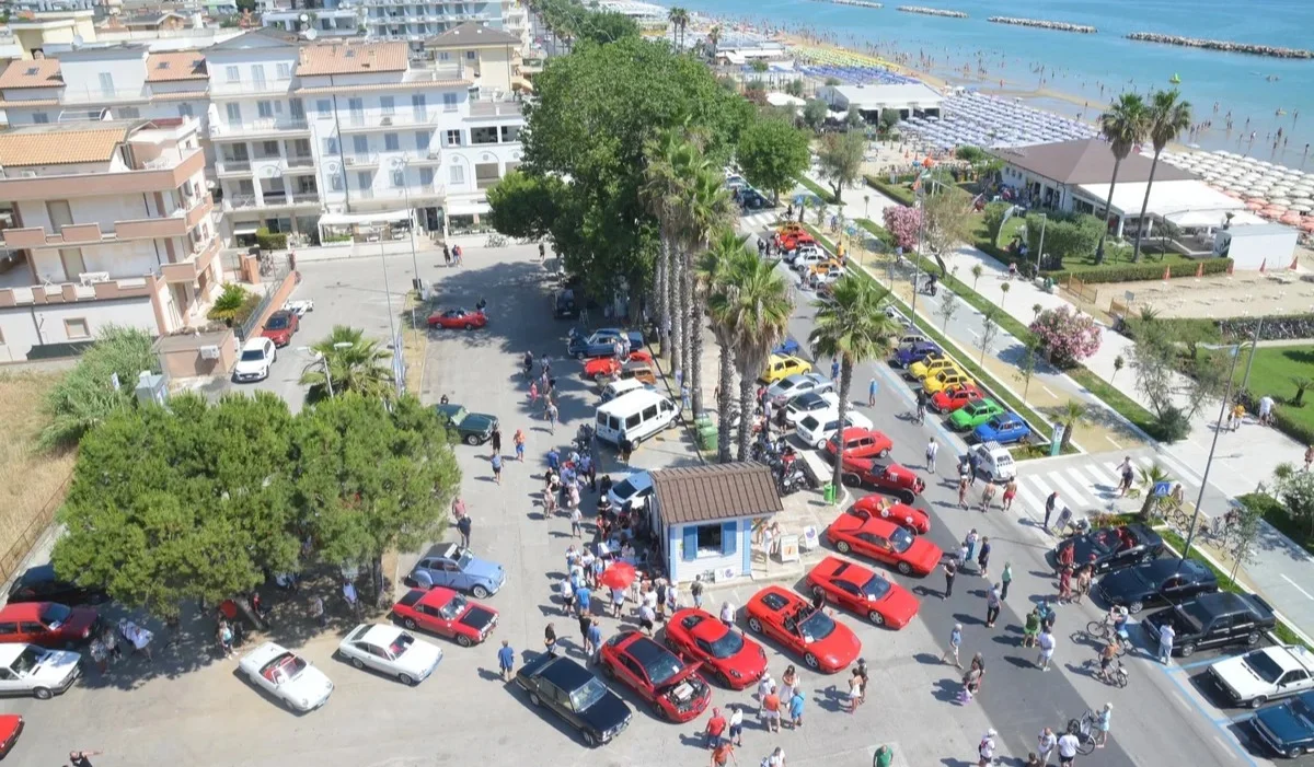 FOTO | "Su di giri" conquista Alba Adriatica tra auto e moto d’epoca