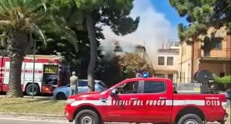 Roseto, incendio di abitazione in via Roma: anziana in ospedale