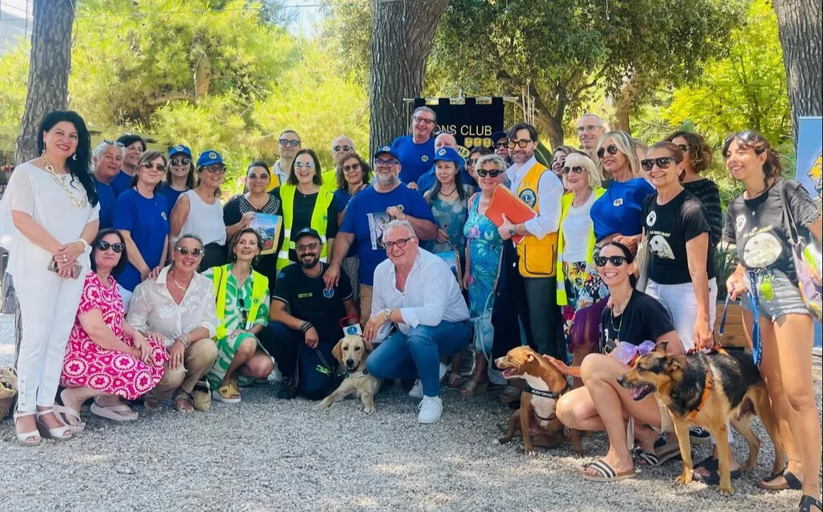 Donato un cane guida a supporto di un non vedente