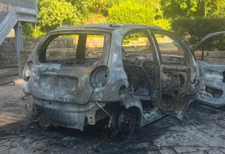 Distrutta dalle fiamme un'auto in via Fonte della Noce