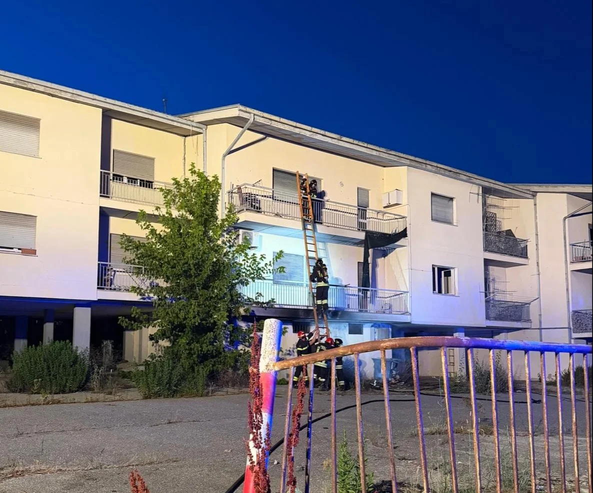FOTO | Incendio in una palazzina Ater di Colleatterrato