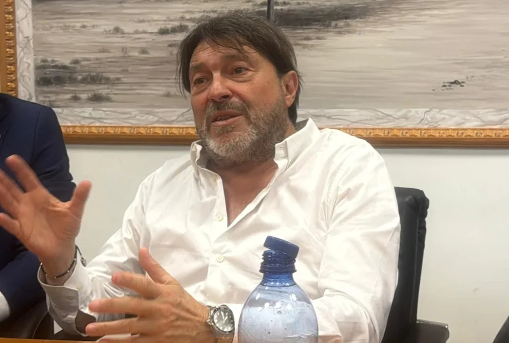 FOTO e VIDEO | Sigfrido Ranucci incontra la stampa nel palazzo di città di Roseto degli Abruzzi