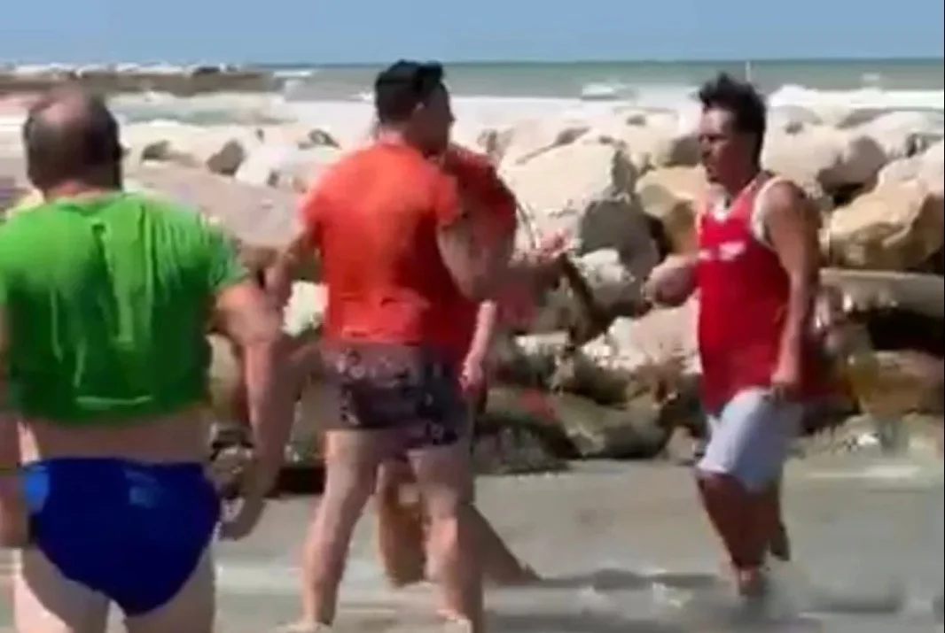 Paloma Beach di Silvi, padre e figlio di 10 anni salvati in mare
