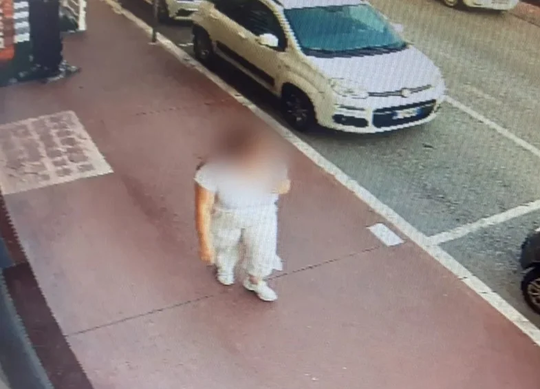 Viale Crispi, strappa una catenina dal collo di un uomo ma viene bloccata