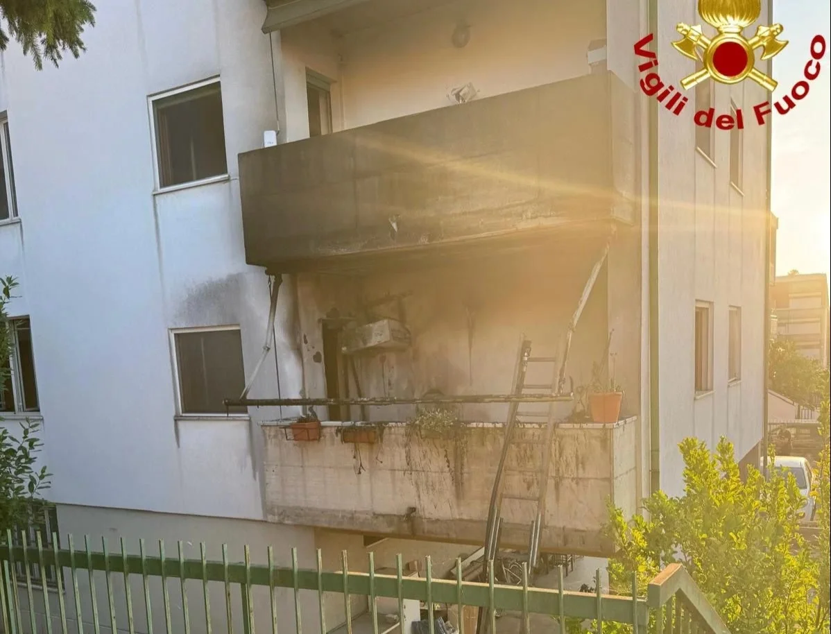Incendio in un appartamento a Roseto: donna salvata dai Vigili del Fuoco